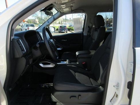 Used 2024 Nissan Frontier SV image 10