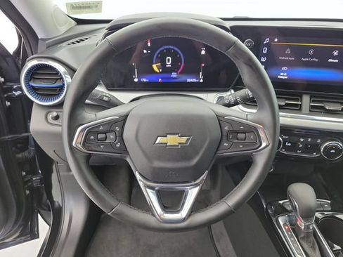 Used 2025 Chevrolet Trax LT w/ LT Convenience Package FWD image 22
