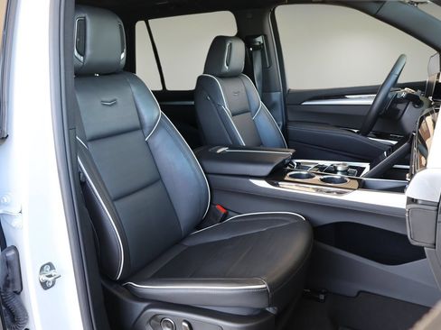 Used 2025 Cadillac Escalade Premium Luxury AWD/4WD image 20