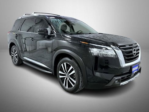Used 2023 Nissan Pathfinder Platinum image 3