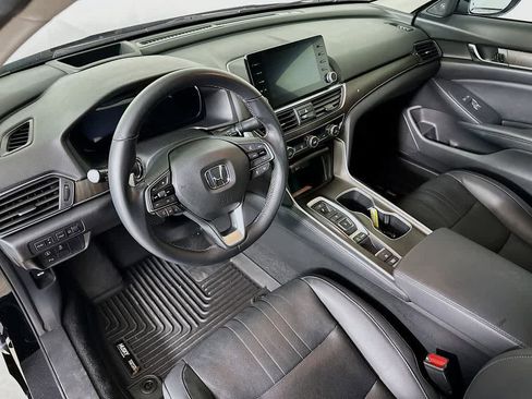 Used 2018 Honda Accord Touring image 2