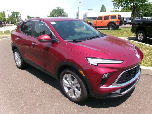 Used 2025 Buick Encore GX Preferred w/ Comfort Package FWD image 2
