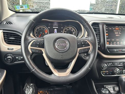 Used 2018 Jeep Cherokee Limited AWD/4WD image 2