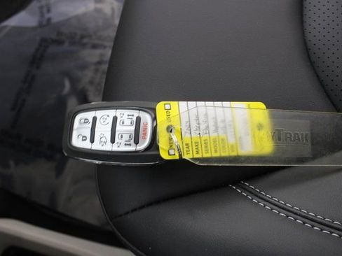 Used 2024 Chrysler Pacifica Select image 7