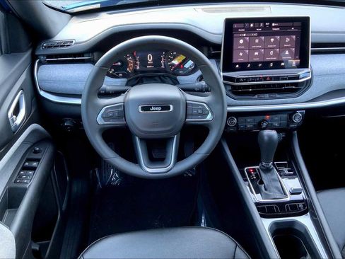 Used 2024 Jeep Compass Latitude image 9