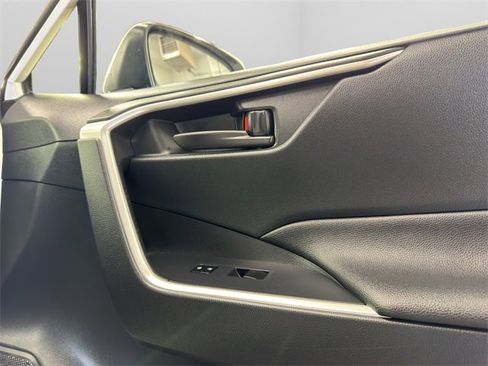 Used 2021 Toyota RAV4 SE image 17