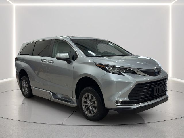 Used 2023 Toyota Sienna XLE FWD image 8
