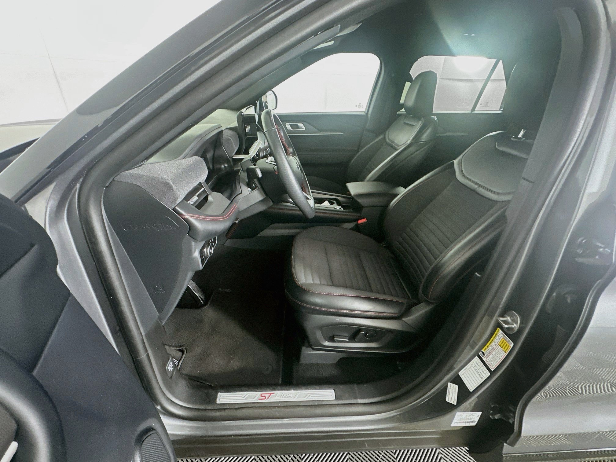 Used 2025 Ford Explorer ST-Line w/ ST-Line Street Pack AWD/4WD image 13