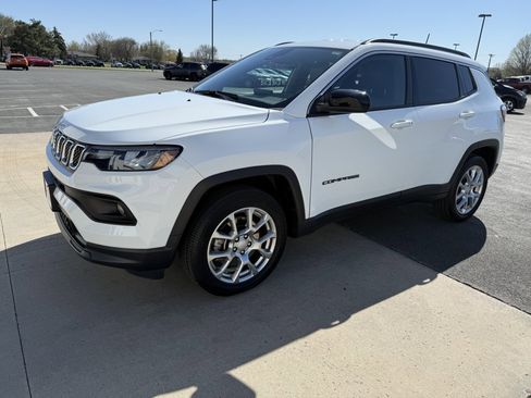 Used 2023 Jeep Compass Latitude AWD/4WD image 4