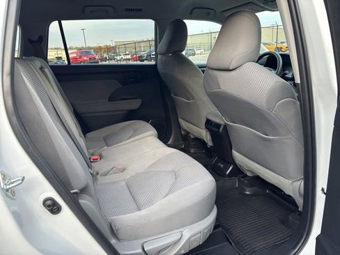 Used 2023 Toyota Highlander L image 12