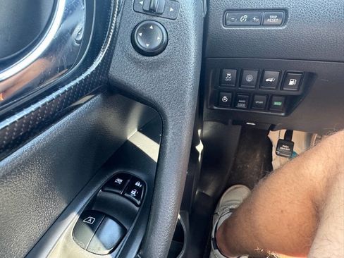 Used 2018 Nissan Rogue S image 18