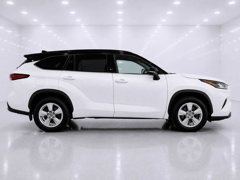 Used 2021 Toyota Highlander L FWD image 6