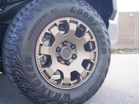 Used 2024 Toyota Tacoma Trailhunter HV 4x4 4dr Double image 15