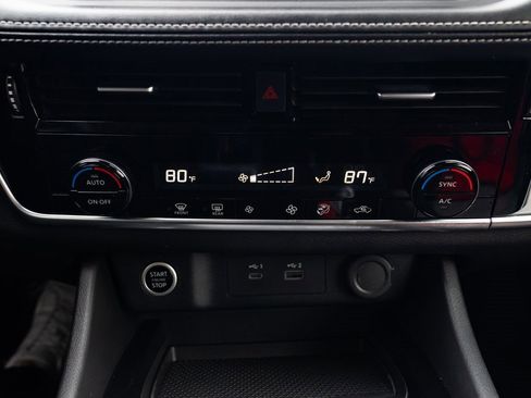 Used 2022 Nissan Rogue SV image 16