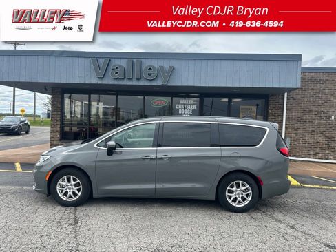 Used 2023 Chrysler Pacifica Touring-L FWD image 1
