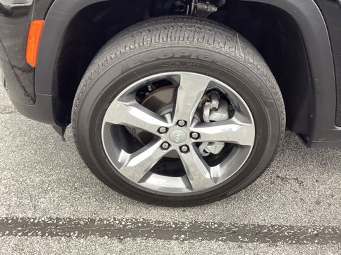 Used 2024 Jeep Grand Cherokee Limited w/ Luxury Tech Group II image 9