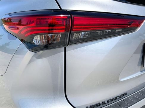Used 2023 Toyota Highlander L FWD image 28