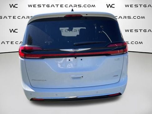 New 2026 Chrysler Pacifica Select image 10