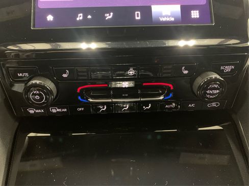 Used 2025 Jeep Grand Cherokee Altitude AWD/4WD image 28