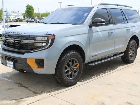 Used 2025 Ford Expedition Tremor AWD/4WD image 3