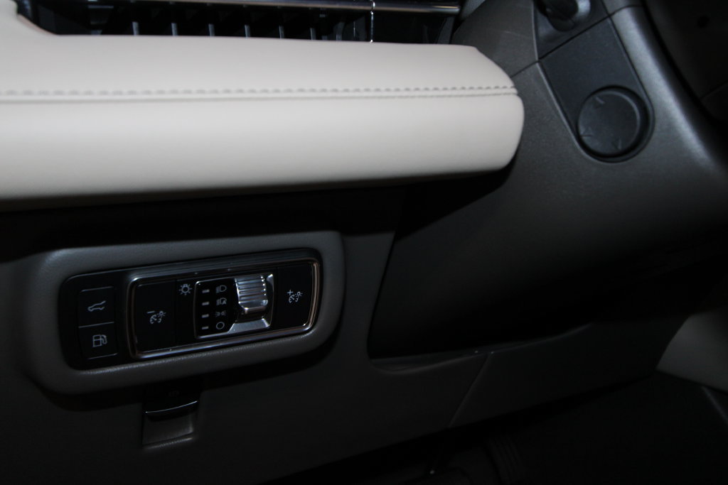 Used 2025 Lincoln Nautilus Reserve AWD/4WD image 11