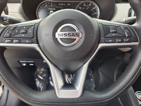 Used 2022 Nissan Versa SV image 28