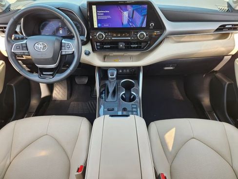 Used 2023 Toyota Highlander Limited FWD image 19