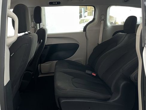 Used 2018 Chrysler Pacifica L image 14