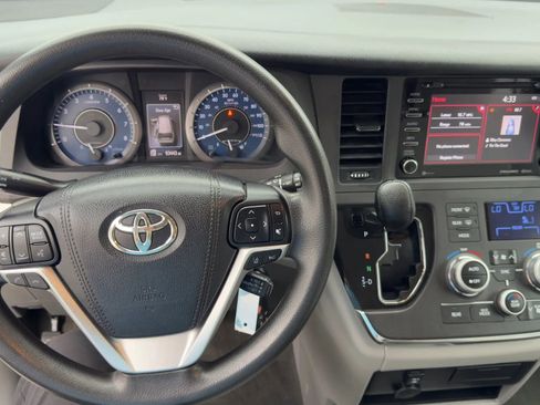 Used 2018 Toyota Sienna LE image 12