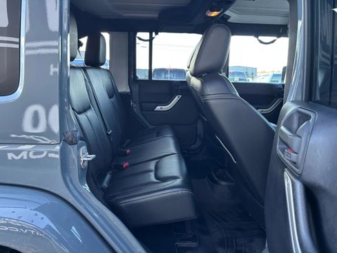 Used 2015 Jeep Wrangler Unlimited Rubicon w/ Connectivity Group AWD/4WD image 15