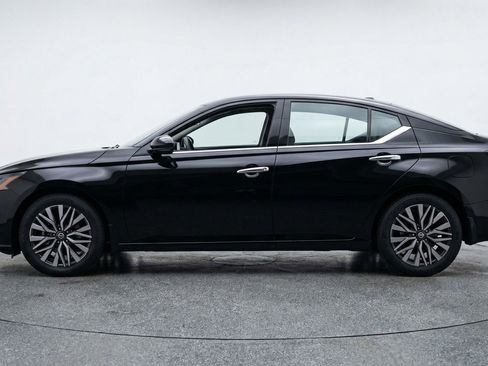 Used 2025 Nissan Altima 2.5 SV FWD image 5