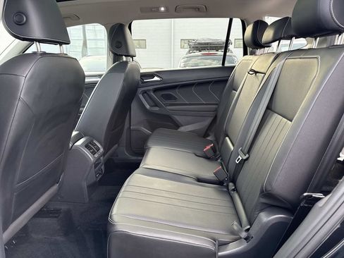 Used 2023 Volkswagen Tiguan SE w/ Panoramic Sunroof Package FWD image 11