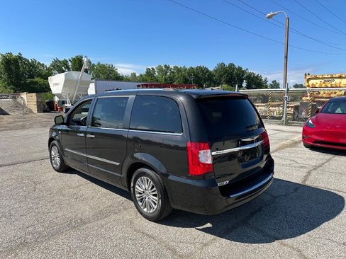 Used 2014 Chrysler Town & Country Touring-L FWD image 3