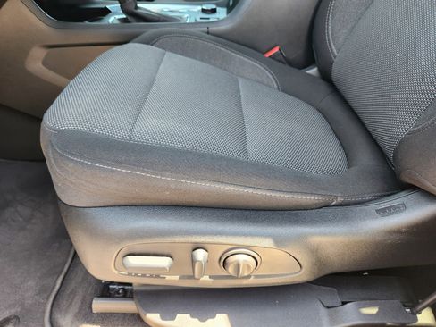 Used 2023 Chevrolet Traverse LT FWD image 21