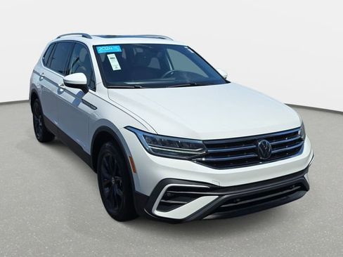 Used 2024 Volkswagen Tiguan SE w/ Panoramic Sunroof Package AWD/4WD image 3