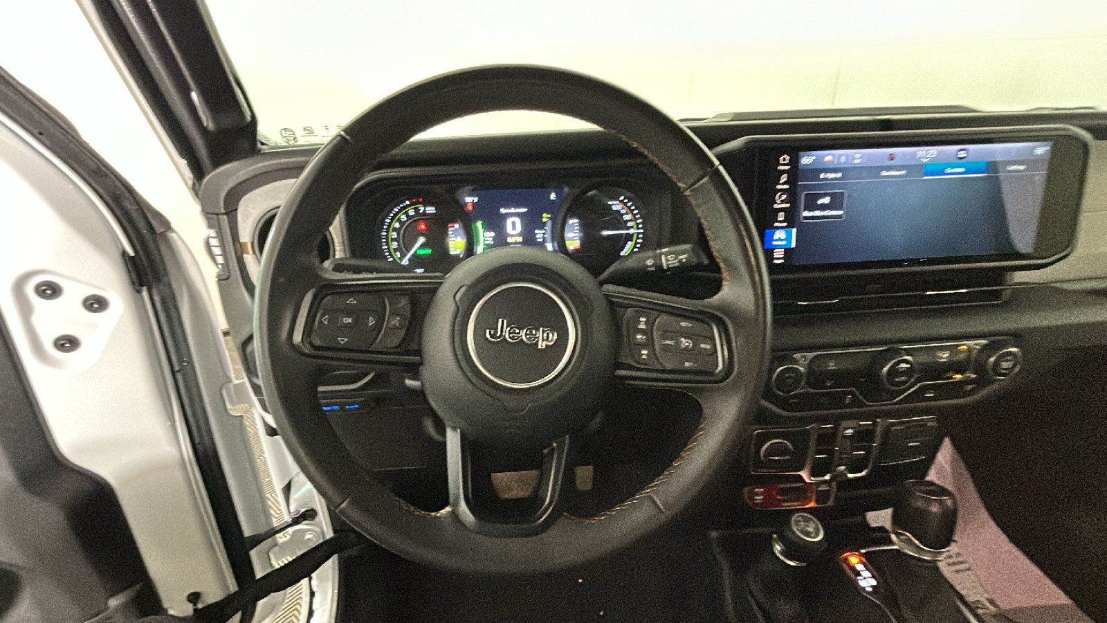 Used 2024 Jeep Wrangler Unlimited AWD/4WD image 16