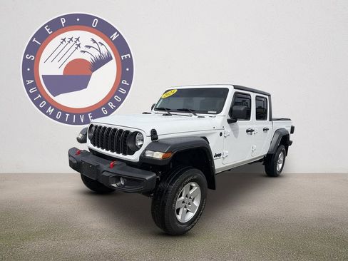 Used 2024 Jeep Gladiator Sport AWD/4WD image 2
