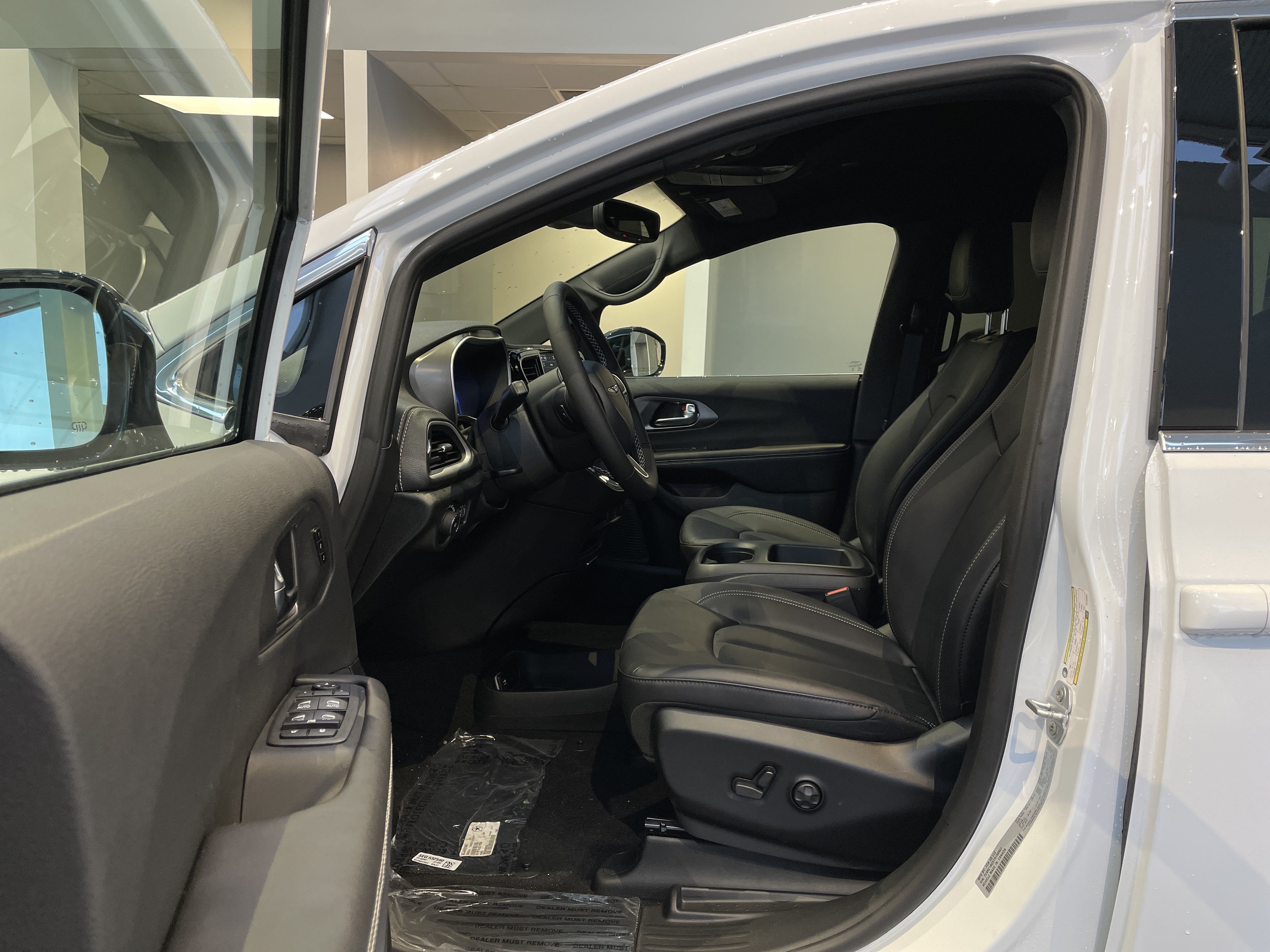 Used 2026 Chrysler Pacifica Select FWD image 16