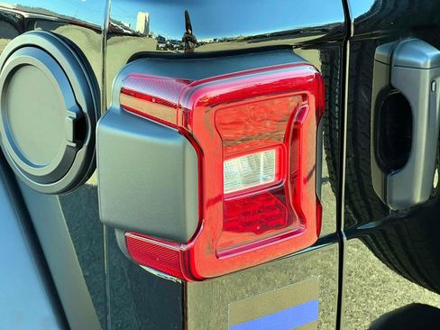 Used 2025 Jeep Wrangler Sport S image 8