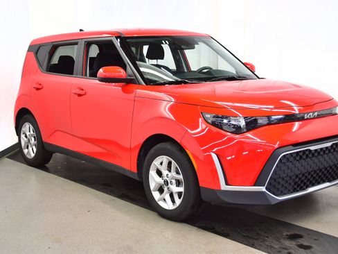 Used 2025 Kia Soul LX w/ LX Technology Package image 2
