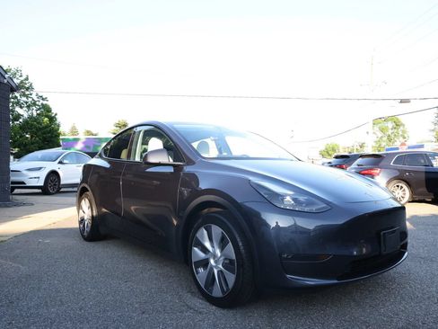 Used 2024 Tesla Model Y Long Range AWD/4WD image 3