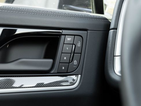 Used 2025 Porsche Cayenne Turbo image 19