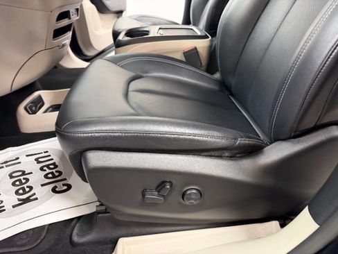 Used 2024 Chrysler Pacifica Limited FWD image 13