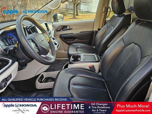 Used 2023 Chrysler Pacifica Touring-L image 18