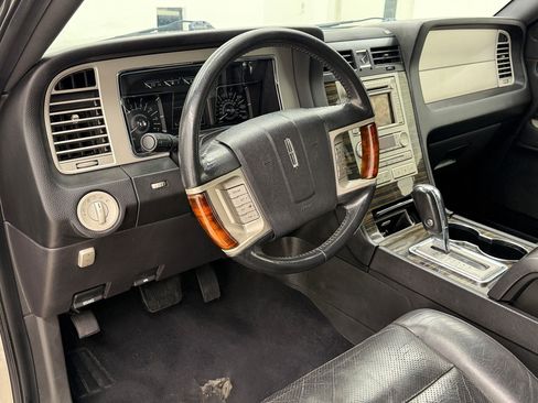 Used 2008 Lincoln Navigator 2WD image 4