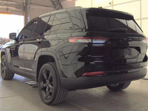 Used 2023 Jeep Grand Cherokee Altitude image 4