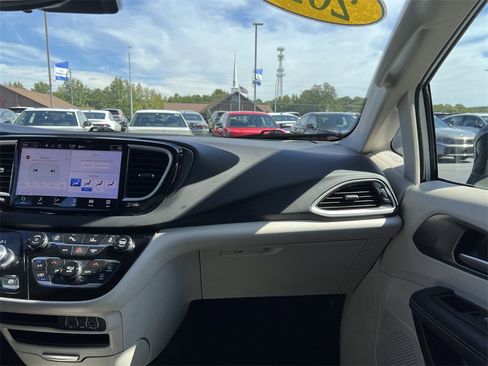Used 2024 Chrysler Pacifica Touring-L image 30