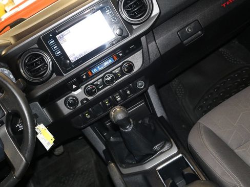 Used 2017 Toyota Tacoma TRD Sport w/ Premium & Technology Package AWD/4WD image 28