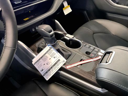 New 2026 Toyota Highlander Platinum image 14