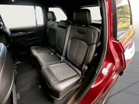 Used 2025 Jeep Grand Cherokee Altitude RWD image 20